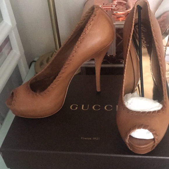 Gucci Shoes - 🆕 GUCCI Brand New Tan Platform Pumps Size 40/10US